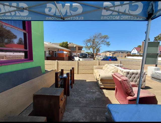 240M² BUILDING FOR SALE IN JEFFREYS BAY CENTRAL